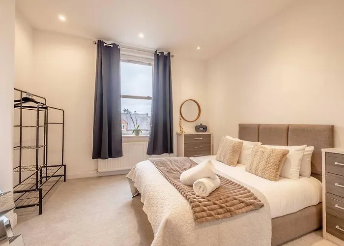 Central Windsor 1 Bedroom Gem,Shared Garden