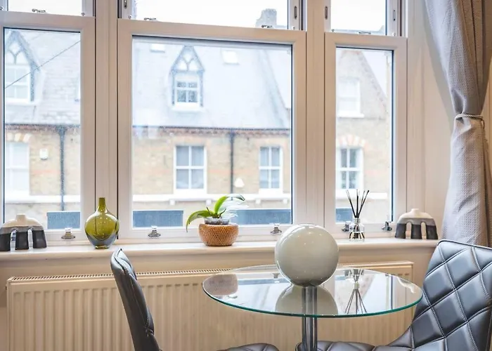 Central Windsor 1 Bedroom Gem,Shared Garden